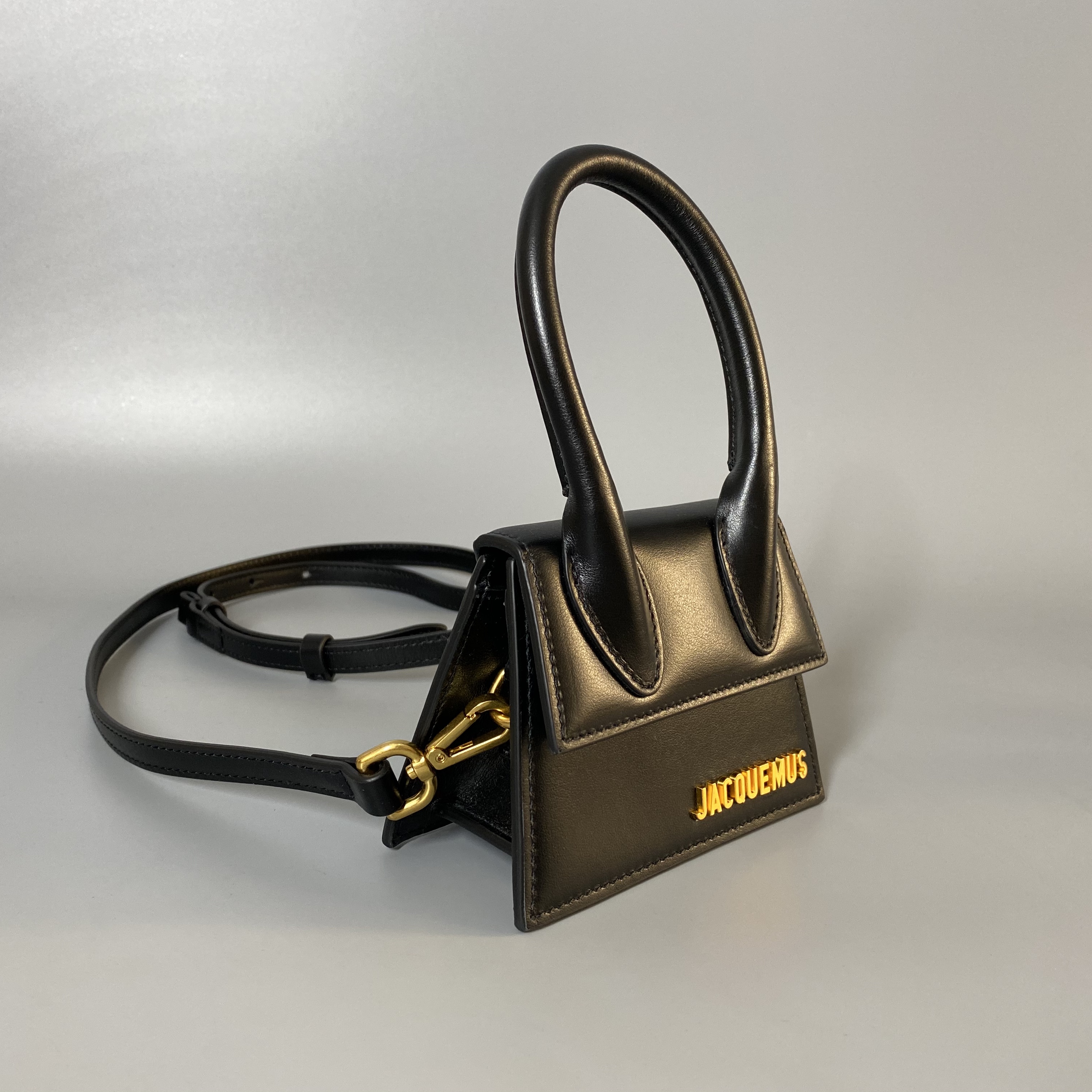 JACQUEMUS 203BA01203 300990