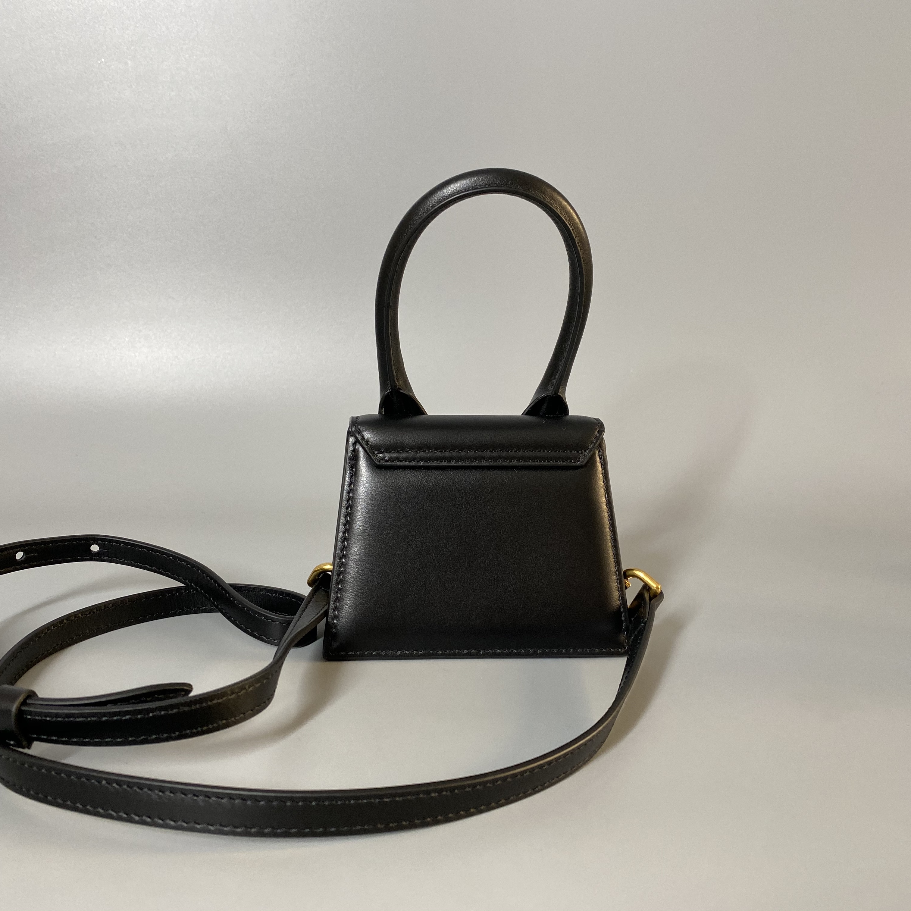 JACQUEMUS 203BA01203 300990