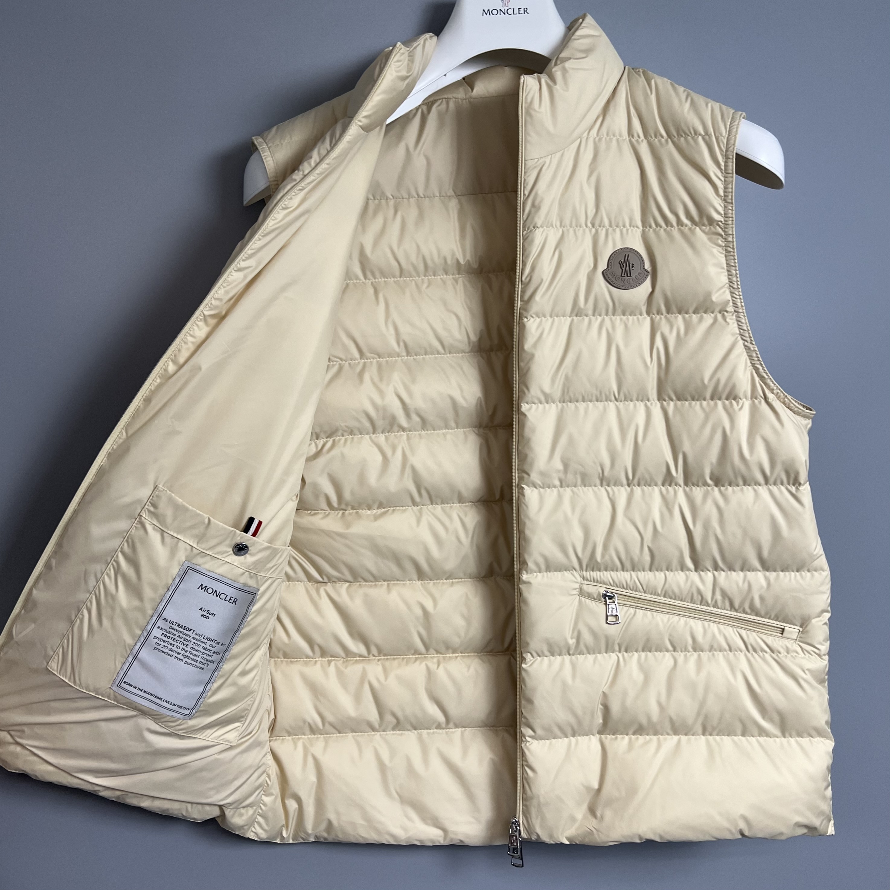 Moncler L1091 1A00097 549SK 20A
