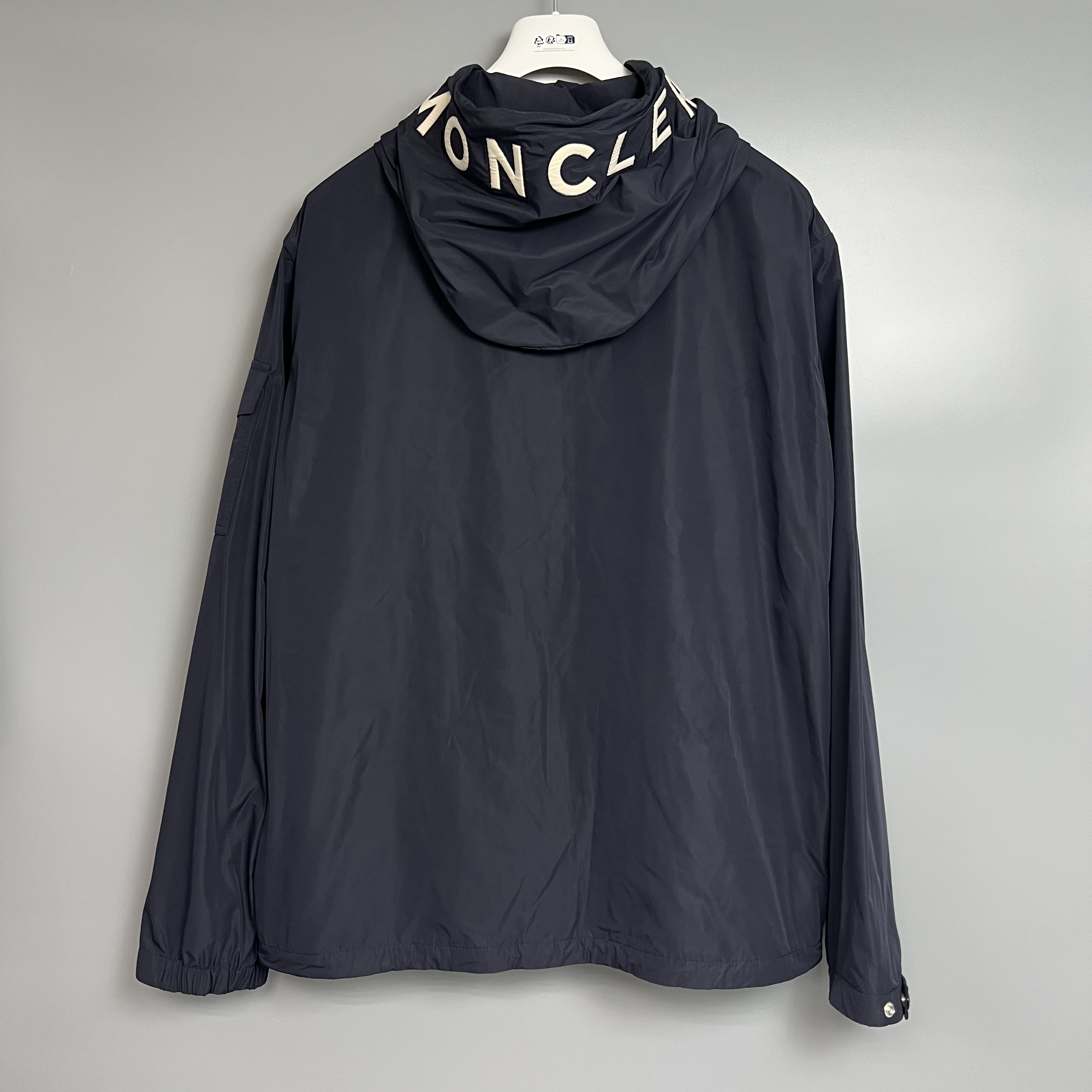 Moncler L1091 1A00155 59876 74S
