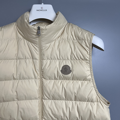 Moncler L1091 1A00097 549SK 20A